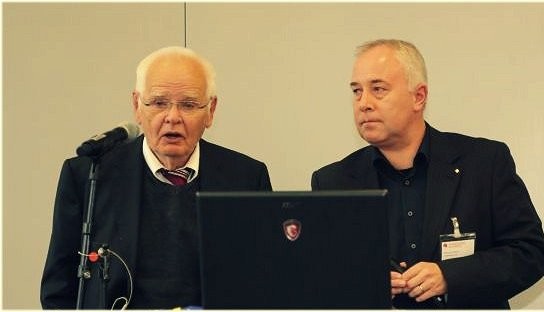 Willi Bredemeier (links) und Michael Klems; hier bei einem gemeinsamen Vortrag während der Frankfurter Buchmesse 2015.