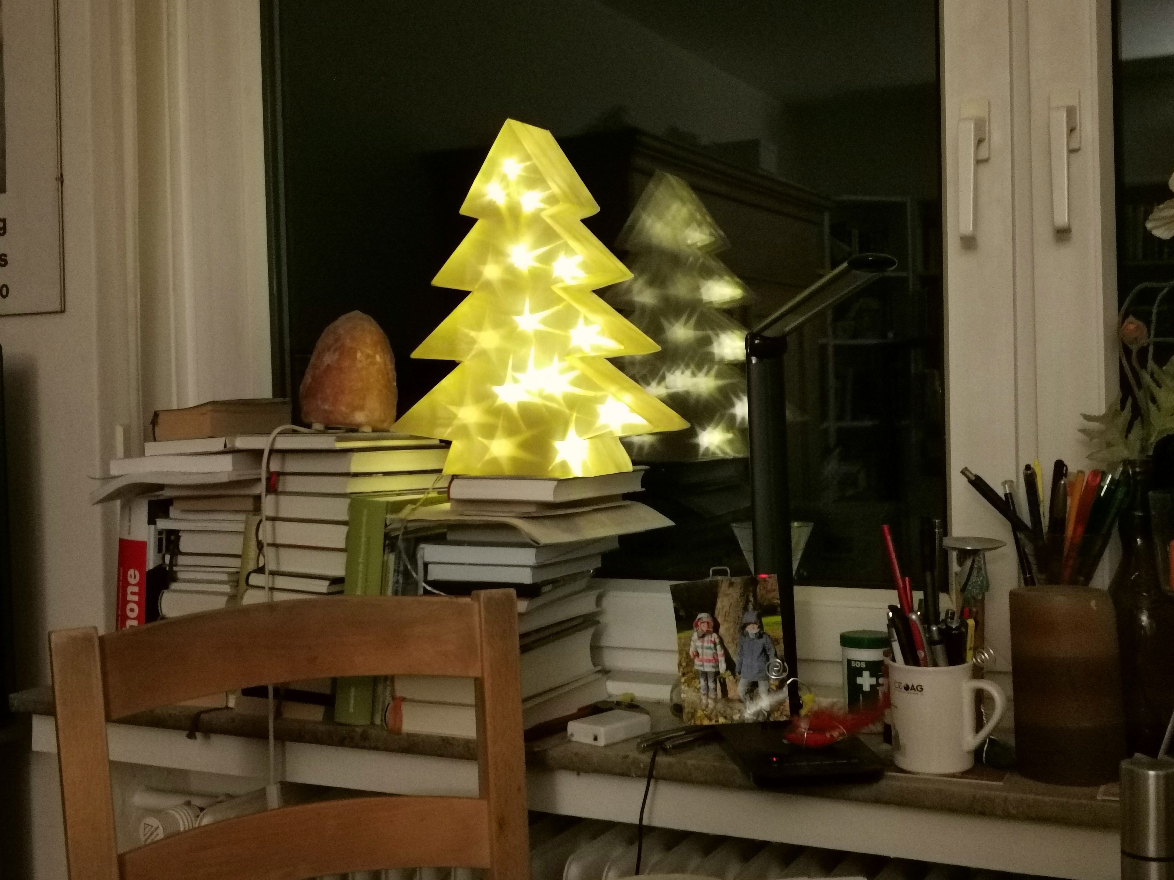 Mein künstlicher Weihnachtsbaum - er strahlt das ganze Jahr.